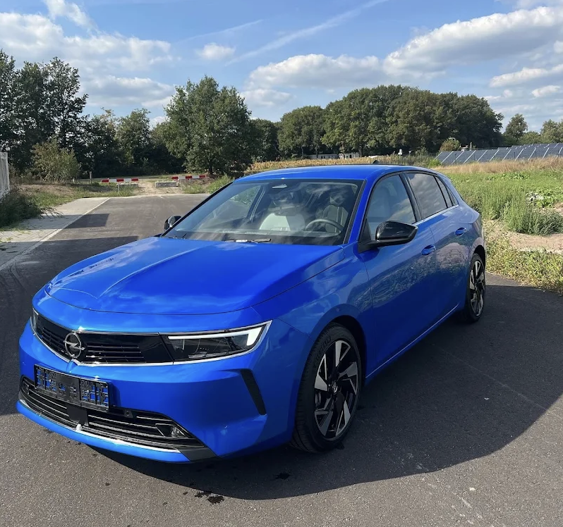Blauwe Opel na professionele voertuigverzorging