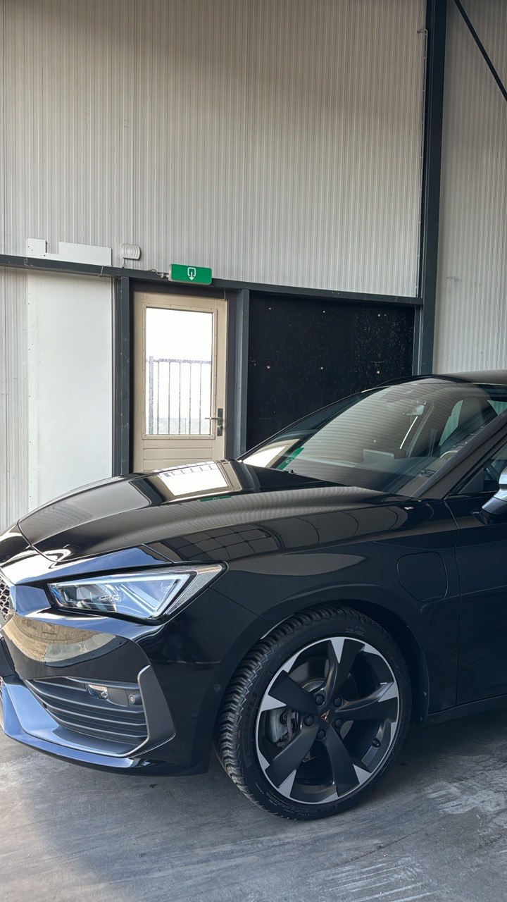 Glanzende Cupra na professionele voertuigverzorging