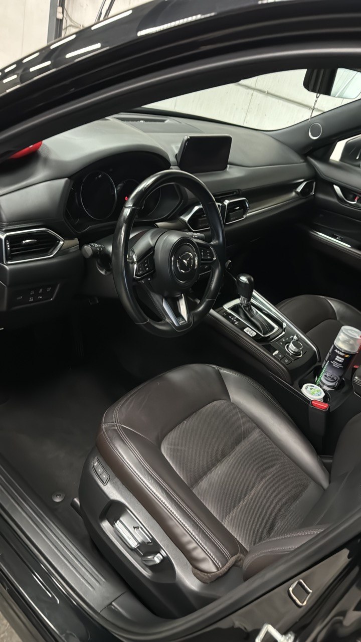 Gereinigd interieur van een Mazda