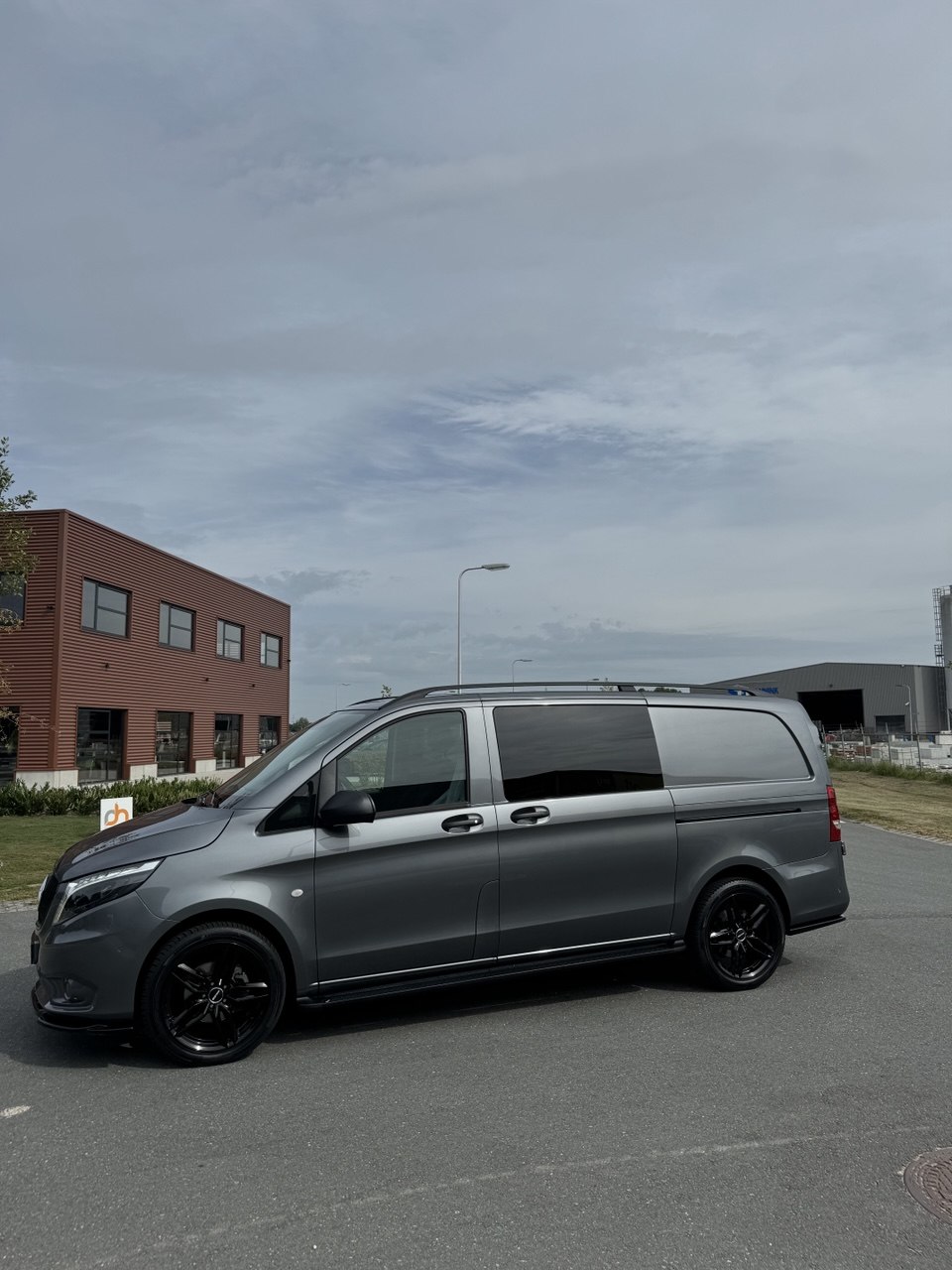 Zijaanzicht van een verzorgde Mercedes-Benz bedrijfswagen
