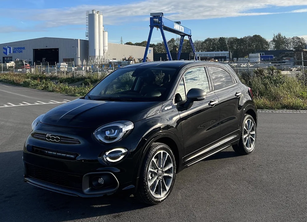 Zwarte Fiat 500X na professionele voertuigverzorging